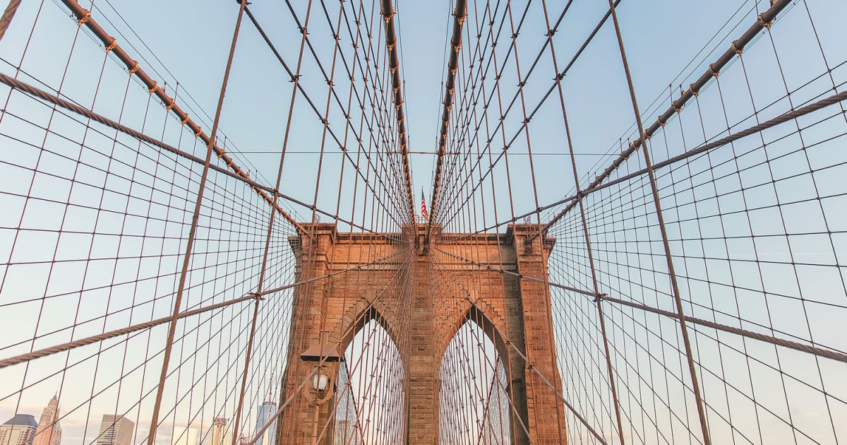 Foto del puente de Brooklyn visto desde el suelo - Imagen del puente de Brooklyn